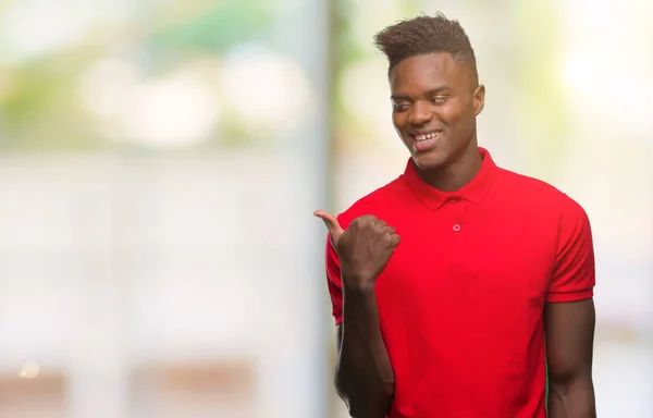 Joven Afroamericano Sobre Fondo Aislado Sonriendo Con Cara Feliz Mirando —  Fotos de Stock