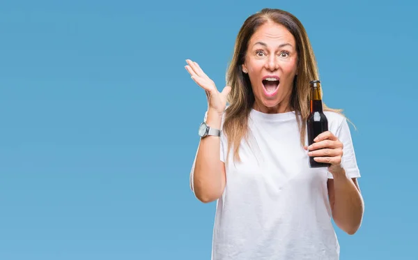 Mulher Hispânica Meia Idade Bebendo Cerveja Sobre Fundo Isolado Muito — Fotografia de Stock