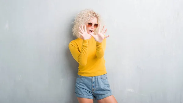 Junge Blonde Frau Mit Lockigem Haar Über Grunge Grauem Hintergrund — Stockfoto