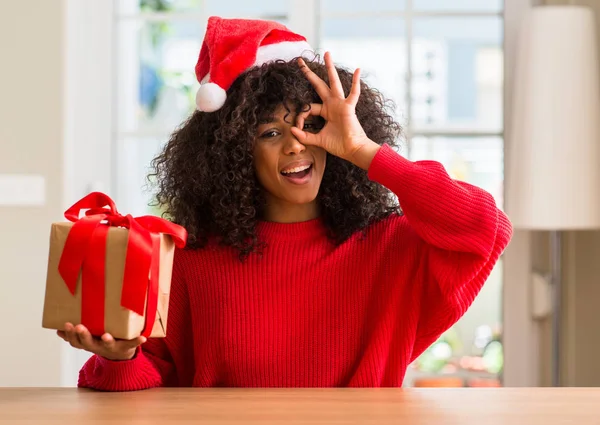 African American Vrouw Met Huidige Dragen Rode Kerstmuts Met Blij — Stockfoto