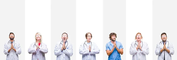 职业医生在条纹上拼贴孤立的背景乞讨和祈祷 双手放在一起 希望表情在脸上非常情绪化和担忧 请求宽恕 宗教概念 — 图库照片
