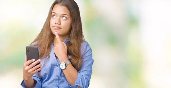 Joven Hermosa Mujer Negocios Morena Utilizando Teléfono Inteligente Sobre Fondo — Foto de Stock