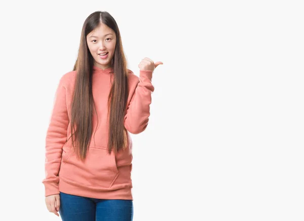 Mladá Číňanka Nad Samostatný Pozadí Nošení Sportovní Sweathshirt Usmívající Smajlík — Stock fotografie