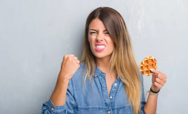 Joven Mujer Adulta Sobre Gris Pared Grunge Comer Bélgica Gofre —  Fotos de Stock