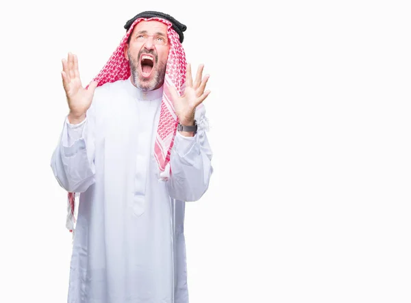 上クーフィーヤ身に着けているアラブの年配の男性狂気の背景を分離し 怒って叫んで 叫んで積極的な表現と腕を上げます 欲求不満のコンセプト — ストック写真