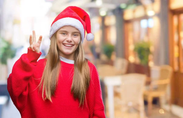 Krásná Mladá Dívka Nosí Vánoční Čepice Izolované Pozadí Zobrazení Ukázal — Stock fotografie