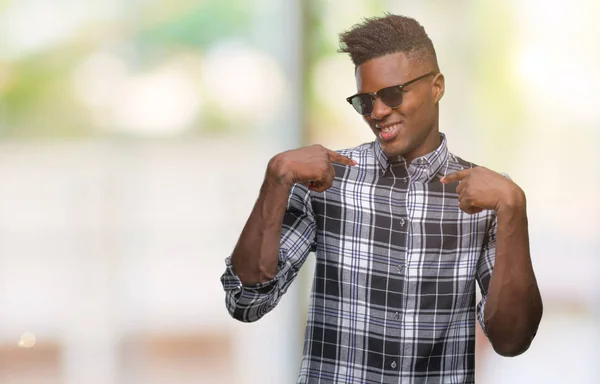 Junger Afrikanisch Amerikanischer Mann Mit Sonnenbrille Vor Isoliertem Hintergrund Sieht — Stockfoto