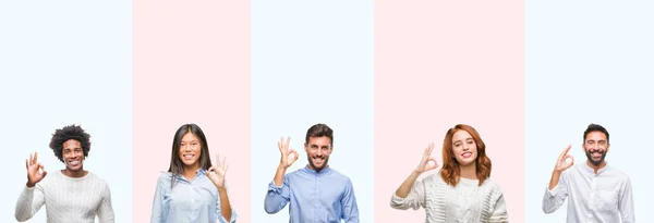 Gençlerin Grup Gülümseyen Izole Renkli Arka Plan Üzerinde Parmaklar Işaretiyle — Stok fotoğraf