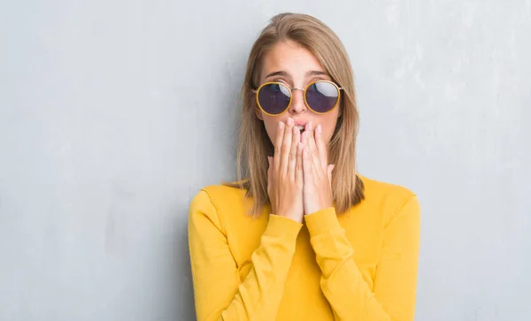 Beautiful Young Woman Standing Grunge Grey Wall Wearing Retro Sunglasses — Stock Photo, Image