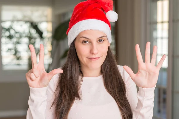 Krásná Mladá Žena Nosí Santa Claus Klobouk Doma Ukazující Směřující — Stock fotografie