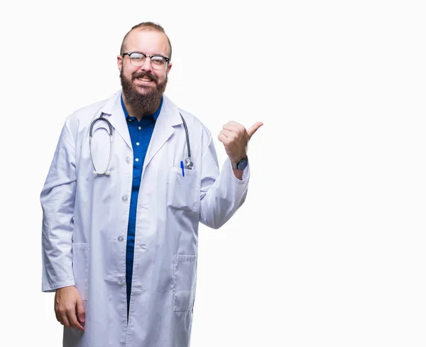 Junger Kaukasischer Arzt Weißen Arztkittel Über Isoliertem Hintergrund Lächelnd Mit — Stockfoto