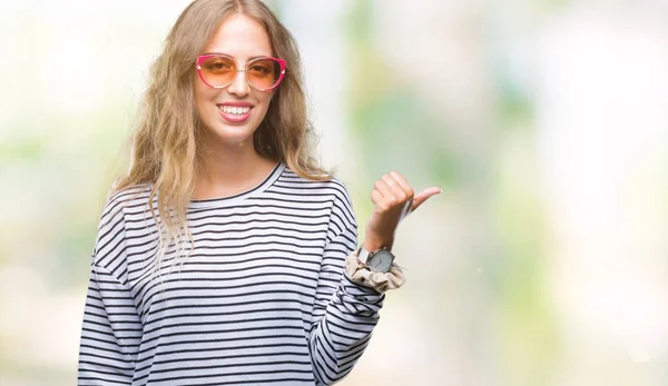 Schöne Junge Blonde Frau Mit Sonnenbrille Über Isoliertem Hintergrund Lächelt — Stockfoto