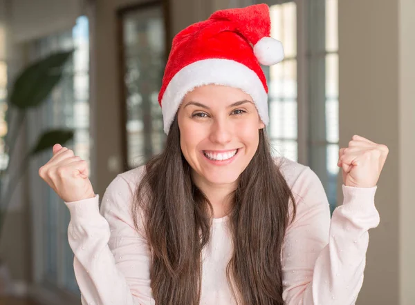 Mulher Bonita Usando Chapéu Papai Noel Casa Comemorando Surpreso Espantado — Fotografia de Stock