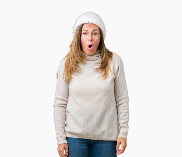 Hermosa Mujer Mediana Edad Vistiendo Suéter Invierno Sombrero Sobre Fondo —  Fotos de Stock