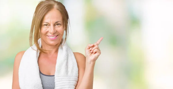 Mooie Middelbare Leeftijd Vrouw Dragen Sport Kleding Een Handdoek Geïsoleerde — Stockfoto