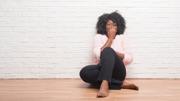 Unga Afroamerikanska Kvinnan Sitter Golvet Hemma Ser Stressad Och Nervös — Stockfoto