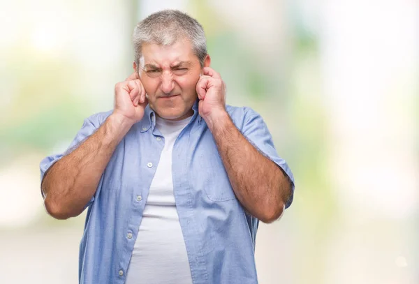 Stilig Senior Man Över Isolerade Bakgrund Som Täcker Öronen Med — Stockfoto