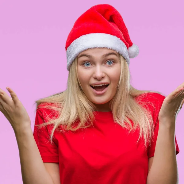 Junge Kaukasische Frau Mit Weihnachtsmütze Über Isoliertem Hintergrund Feiert Verrückt — Stockfoto