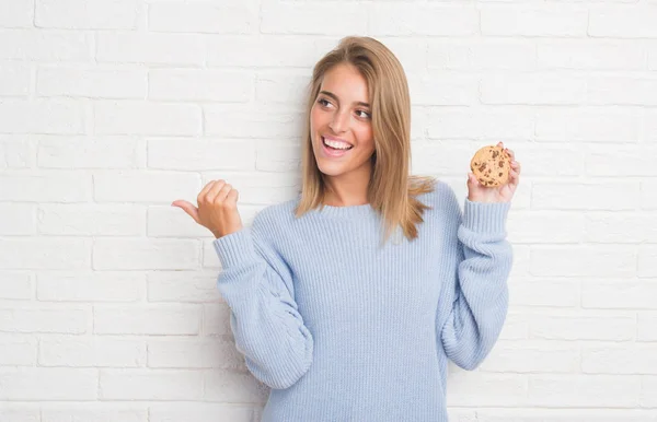 Beautiful Young Woman White Brick Wall Eating Chocolate Chip Cooky — Stock Photo, Image