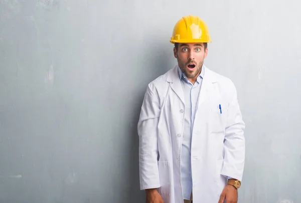 Bonito Jovem Engenheiro Homem Sobre Parede Grunge Cinza Usando Capacete — Fotografia de Stock