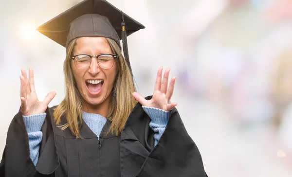 Mujer Hermosa Joven Con Uniforme Graduado Sobre Fondo Aislado Celebrando —  Fotos de Stock