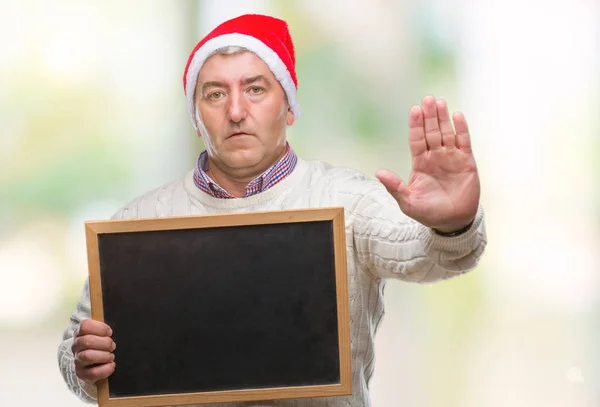 Hombre Mayor Guapo Con Sombrero Navidad Celebración Pizarra Sobre Fondo — Foto de Stock