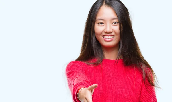 Jonge Aziatische Vrouw Winter Trui Dragen Geïsoleerd Achtergrond Lachende Vriendelijke — Stockfoto