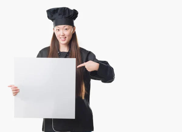 Joven Mujer China Sobre Fondo Aislado Con Uniforme Chef Sosteniendo — Foto de Stock