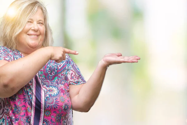 Senior Más Tamaño Mujer Caucásica Sobre Fondo Aislado Sorprendido Sonriendo —  Fotos de Stock