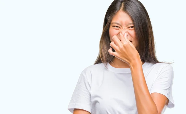 Giovane Donna Asiatica Sfondo Isolato Che Odora Qualcosa Puzzolente Disgustoso — Foto Stock