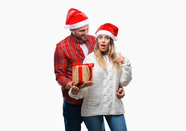 Joven Pareja Enamorada Usando Sombrero Navidad Sosteniendo Presente Sobre Fondo — Foto de Stock