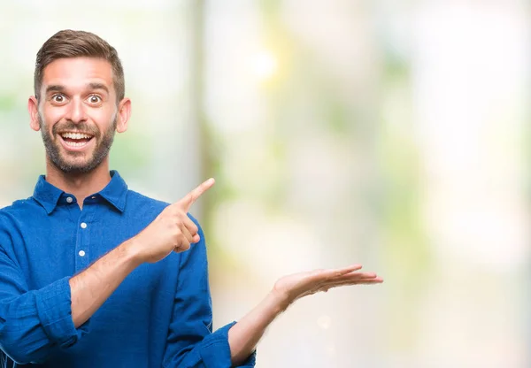 Joven Hombre Guapo Sobre Fondo Aislado Asombrado Sonriendo Cámara Mientras —  Fotos de Stock