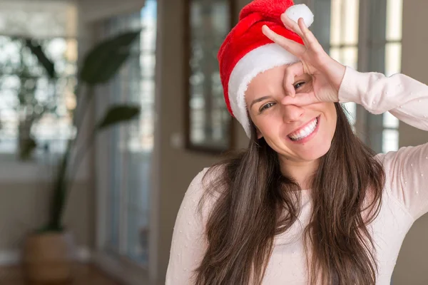 Krásná Mladá Žena Nosí Santa Claus Klobouk Doma Dělá Gesto — Stock fotografie