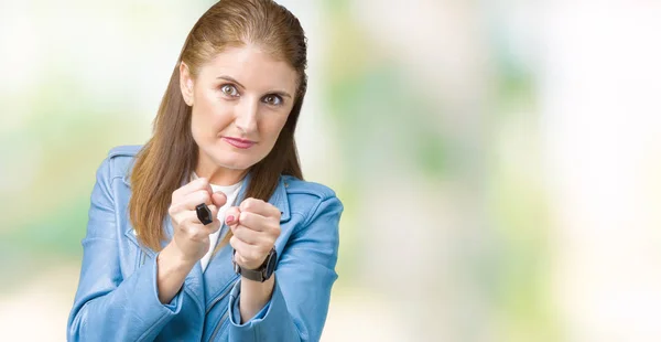 Güzel Orta Yaş Olgun Kadın Giyiyor Moda Deri Ceket Izole — Stok fotoğraf