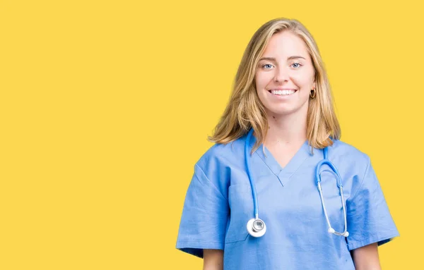 Vacker Ung Läkare Kvinna Bär Medicinsk Uniform Över Isolerade Bakgrund — Stockfoto