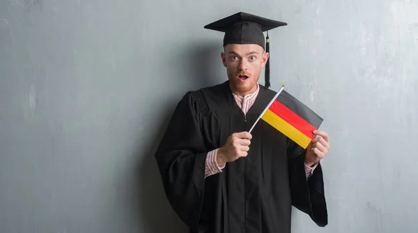 Człowiek Młody Rude Szary Mur Sobie Absolwent Uniform Gospodarstwa Niemcy — Zdjęcie stockowe