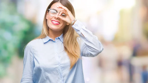 若い美しいビジネス女性の笑顔 幸せそうな顔で指を通して見る目の手で のジェスチャーを行う分離の背景に眼鏡 — ストック写真