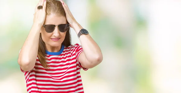 Mujer Madura Mediana Edad Que Usa Gafas Sol Sobre Fondo —  Fotos de Stock