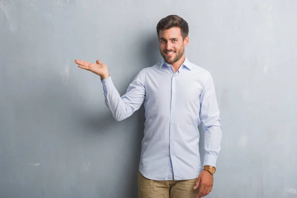 Knappe Jonge Zakenman Grijs Grunge Muur Dragen Elegant Shirt Lacht — Stockfoto