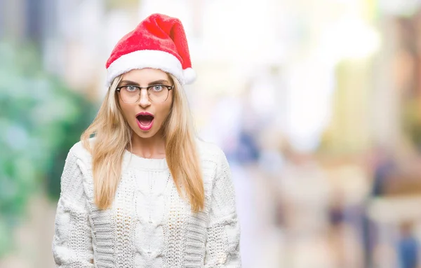 Mladá Krásná Blondýna Žena Nosí Vánoční Čepice Izolované Pozadí Strach — Stock fotografie