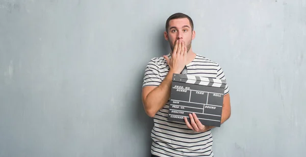 Young Caucasian Man Grey Grunge Wall Holding Movie Clapboard Cover — Stock Photo, Image