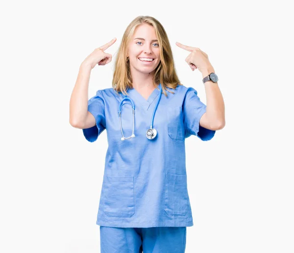 Mooie Jonge Dokter Vrouw Dragen Medische Uniform Geïsoleerd Background Smiling — Stockfoto