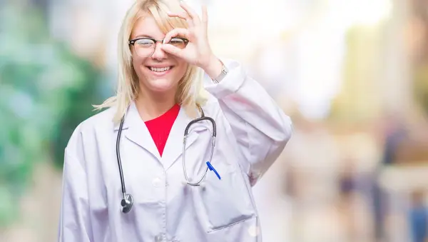 Jovem Bela Mulher Médica Loira Vestindo Uniforme Médico Sobre Fundo — Fotografia de Stock