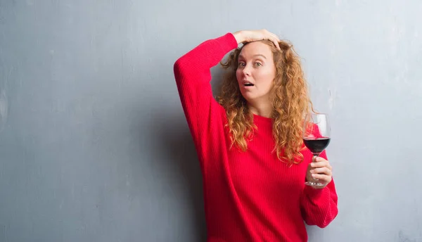 Mujer Pelirroja Joven Sobre Pared Gris Grunge Bebiendo Una Copa — Foto de Stock