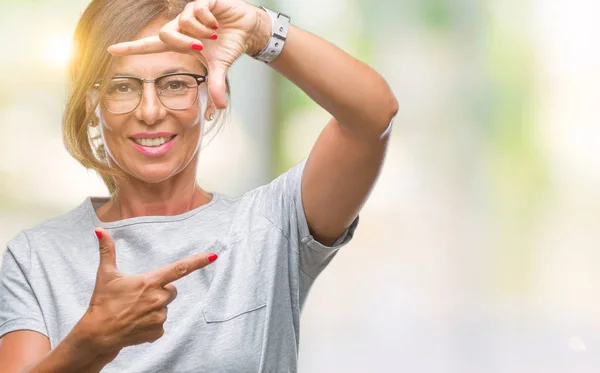 笑顔の幸せそうな顔で指と手作りフレーム分離の背景に眼鏡中年年配のヒスパニック系女性 創造性と写真のコンセプト — ストック写真