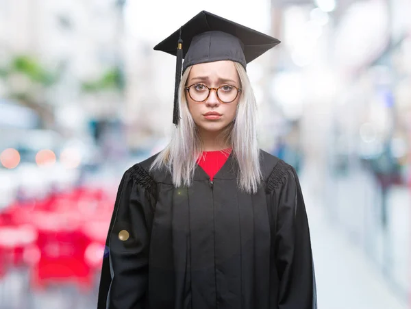 年轻的金发女子穿毕业制服在孤立的背景沮丧和忧虑的苦恼 哭着生气和害怕 悲伤的表情 — 图库照片
