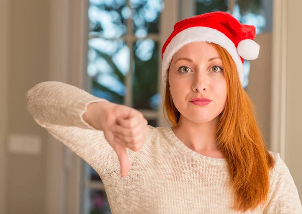 Zrzka Žena Nosí Santa Claus Klobouk Naštvaný Obličej Záporné Znaménko — Stock fotografie