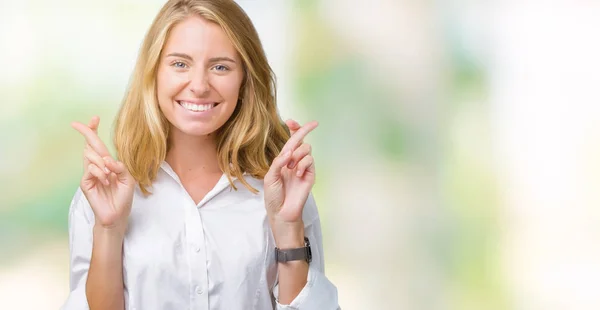 Vacker Ung Affärskvinna Över Isolerade Bakgrund Leende Korsning Fingrar Med — Stockfoto