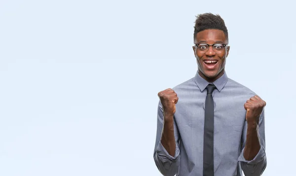 Jovem Homem Negócios Afro Americano Sobre Fundo Isolado Celebrando Surpreso — Fotografia de Stock