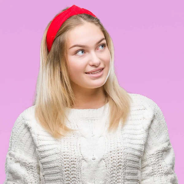 Giovane Donna Caucasica Indossa Maglione Invernale Sfondo Isolato Guardando Altra — Foto Stock